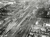 76486 Luchtfoto van het emplacement met tractiegebouwen van het N.S.-station Utrecht C.S. te Utrecht, uit het ...